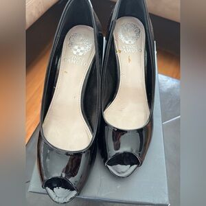 Vince Camuto VP Kiras Black Patent Leather Open Toe Heel Pumps Womens